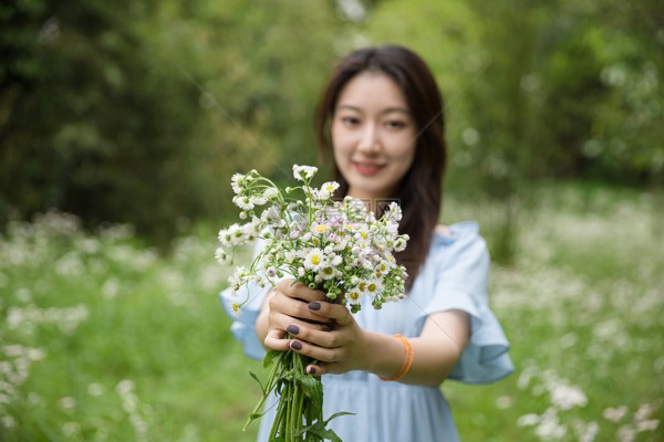 Dad Li Xia Bing greeted Chen Jihao.